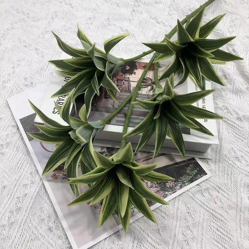 plante tropicale en pot avec palmier et bambou décoratif
