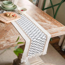 Chemin de table bohème beige motif géométrique pompons