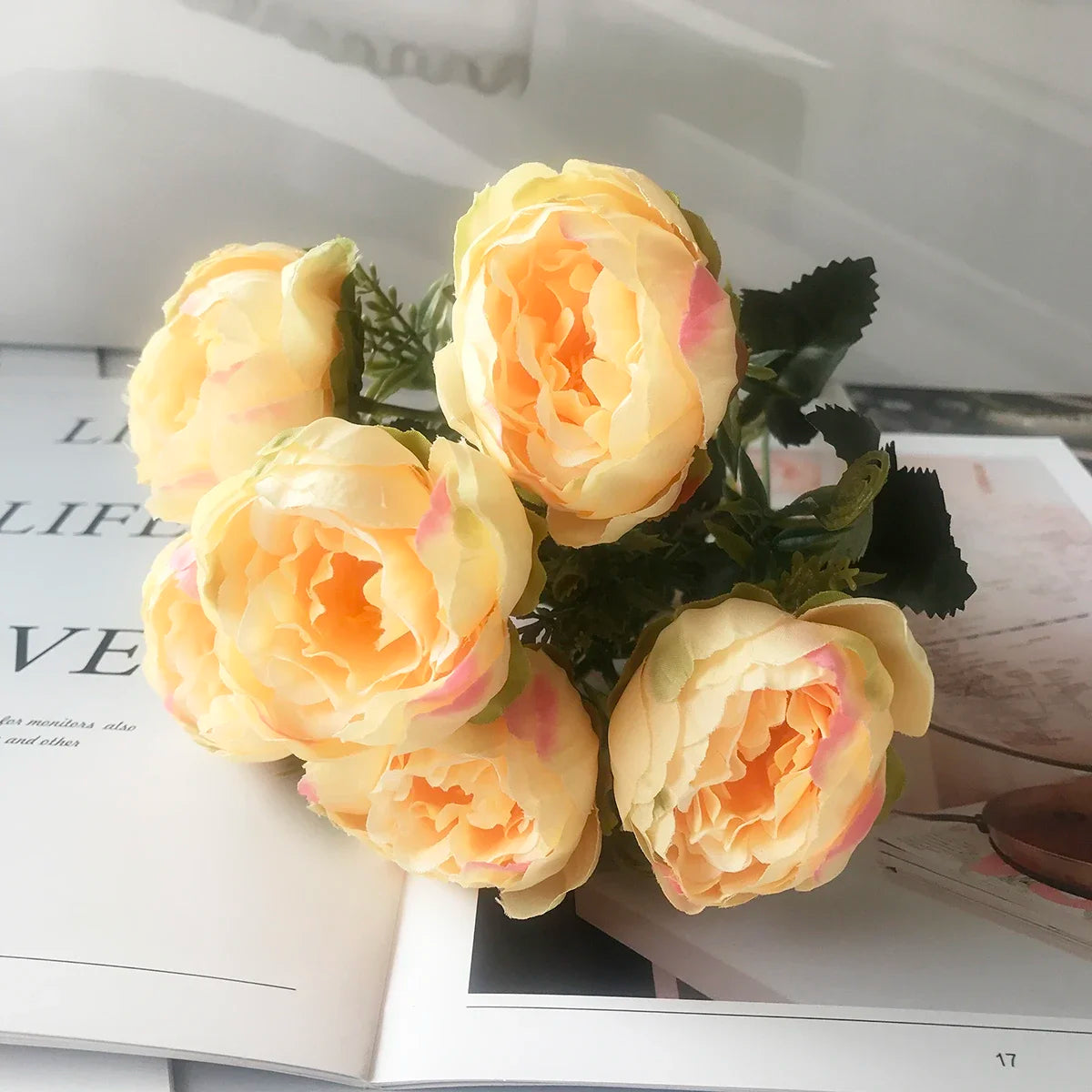 petit bouquet de fleurs artificielles pour décoration printanière et mariage - vue 7 sur 37