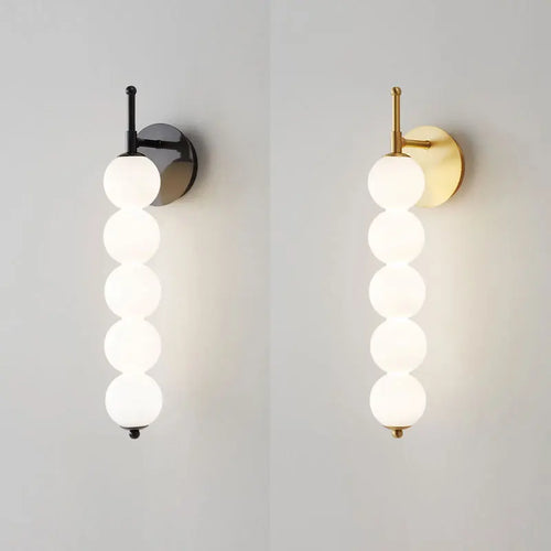 Applique murale design boules en verre blanc