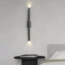 applique murale moderne en laiton noir et cuivre avec lumière naturelle