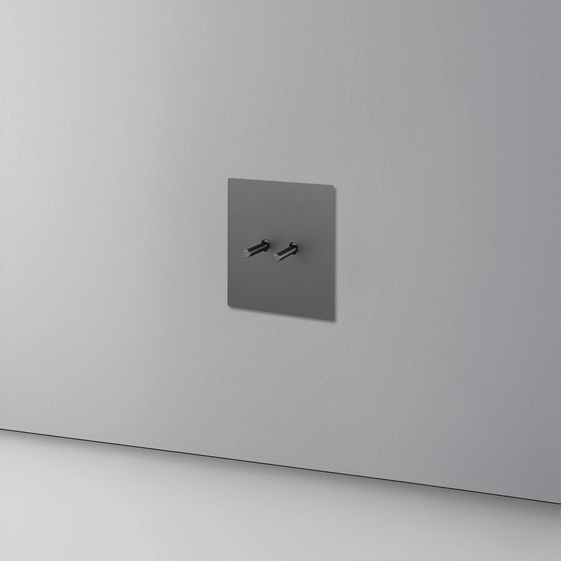 Prise électrique en acier gris foncé brossé