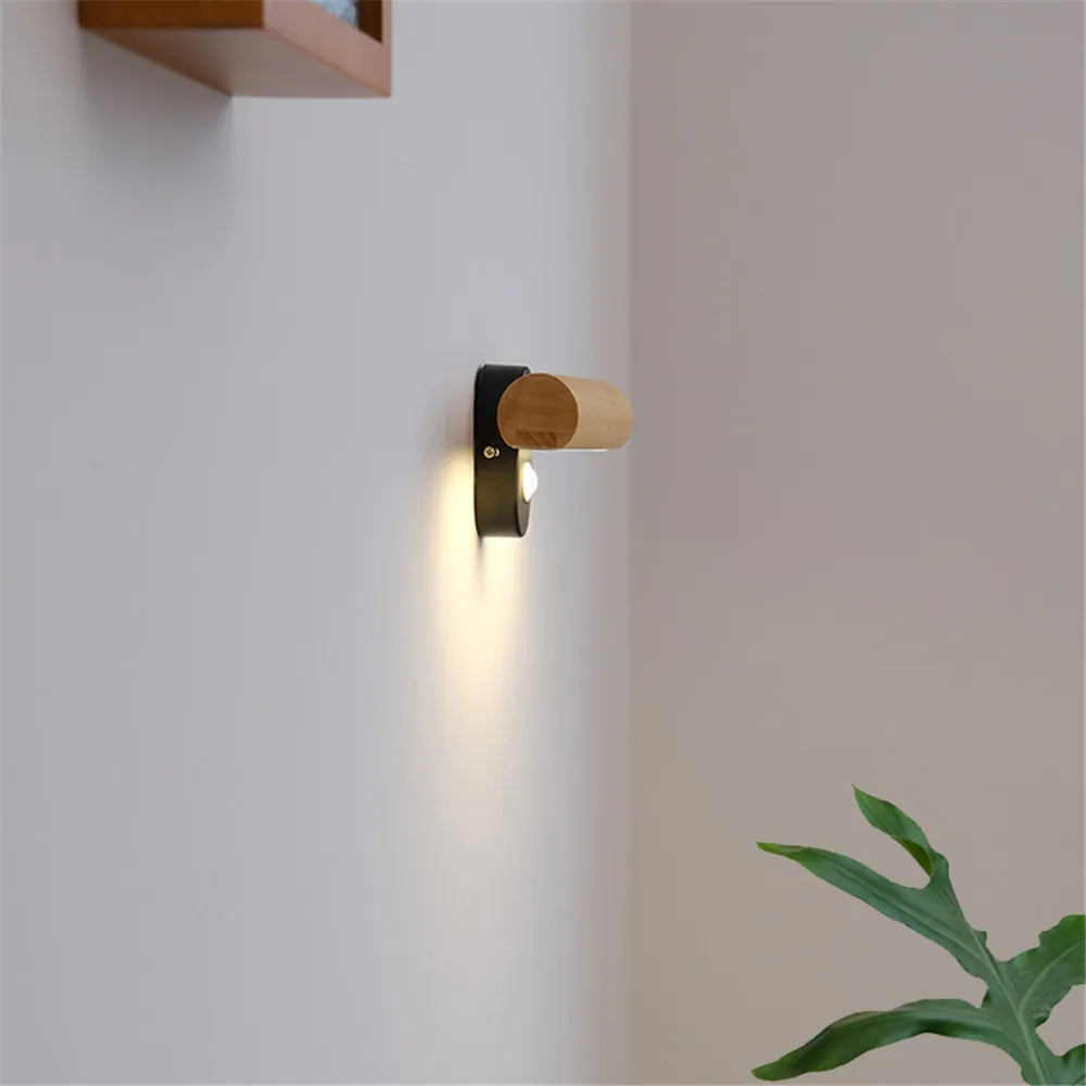 Minimalist nordic wooden rotating wall light with LED switch - vue 5 sur 8