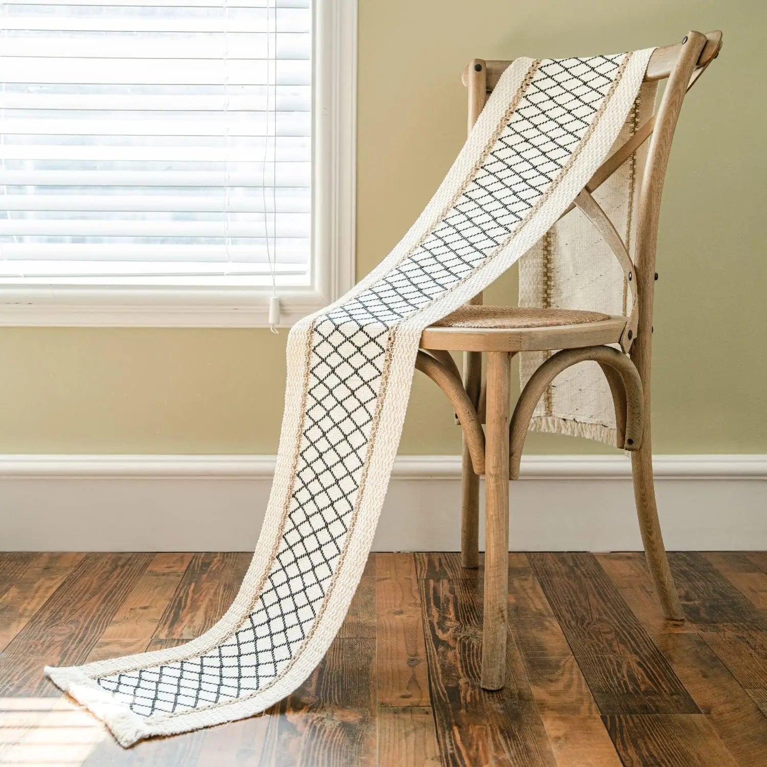 Chemin de table bohème beige motif géométrique pompons - vue 7 sur 7