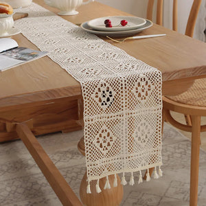Chemin de table beige dentelle crochet pompons bohème