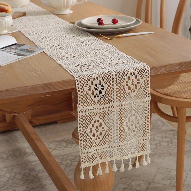 Chemin de table dentelle crochet style vintage pompons - vue 9 sur 12