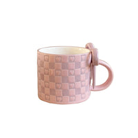 Mug céramique anse noeud papillon motif coeur damier