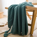 Plaid maille gaufrée avec pompons style nordique canapé