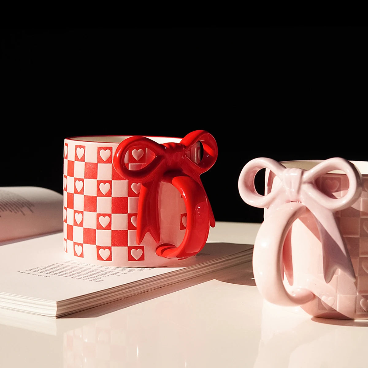 Mug ceramique anse noeud motif coeur damier original - vue 4 sur 7
