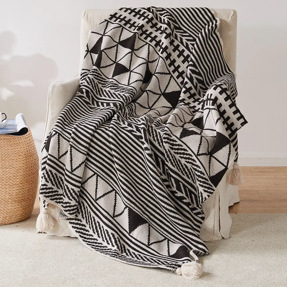 Plaid tricot motif geometrique boheme avec pompons doux - vue 4 sur 6