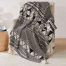 Plaid tricot motif geometrique boheme avec pompons doux