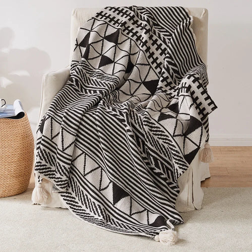 Plaid tricot motif geometrique boheme avec pompons doux