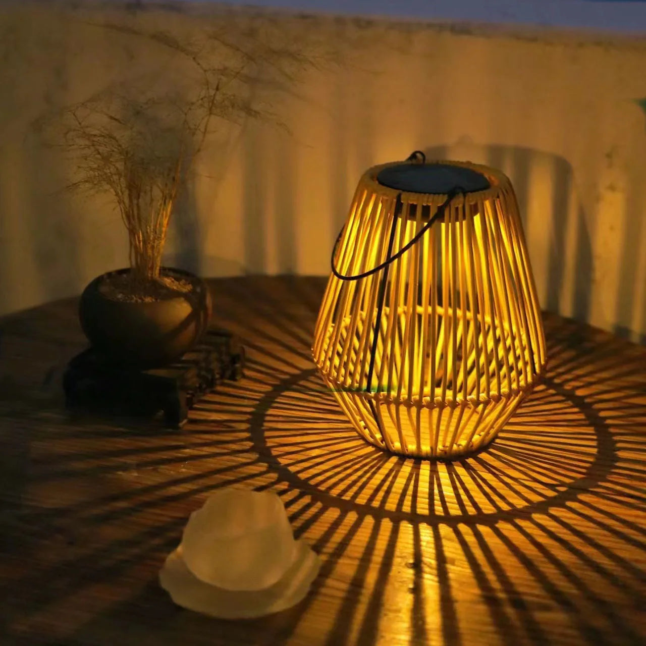 lanterne solaire en rotin pour balcon et jardin décoratif - vue 4 sur 6