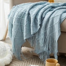plaid tricot jacquard a pompons motif carreaux salon