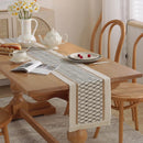 Chemin de table bohème beige motif géométrique pompons