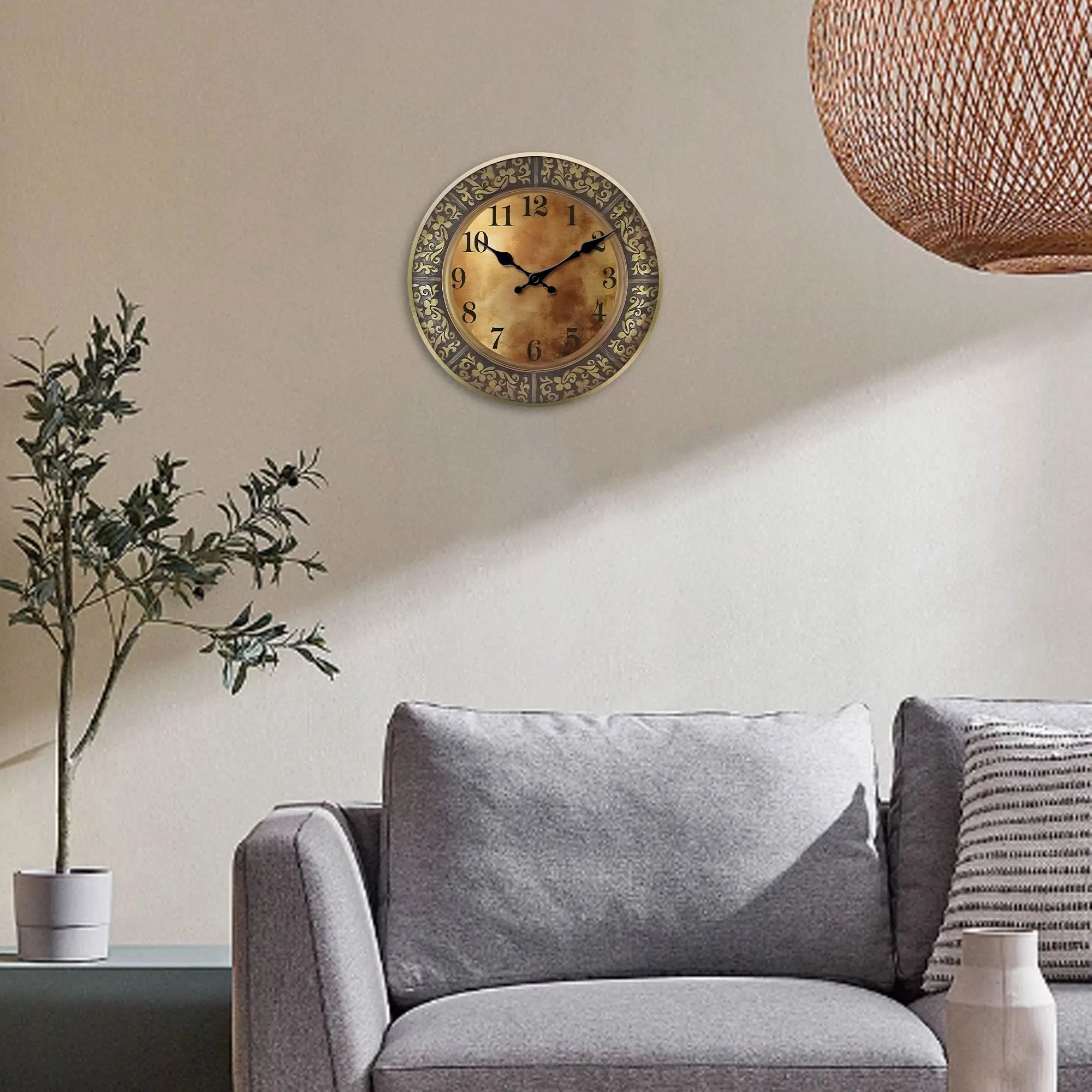 Wooden silent wall clock, antique brass pattern design, modern design, home decoration, living room dining room decoration - vue 2 sur 7