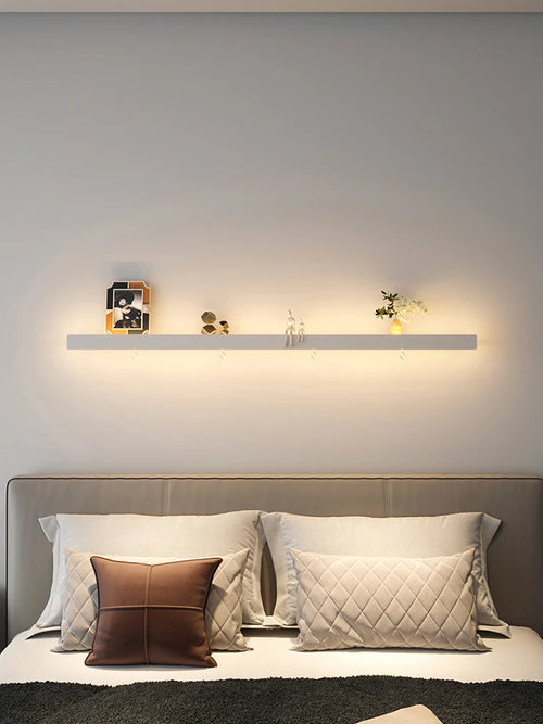 lampe de chevet minimaliste avec étagère longue pour ambiance décontractée