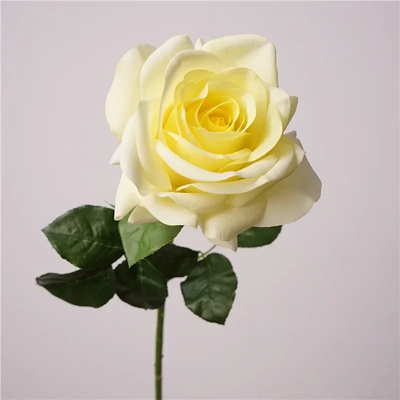 fleurs artificielles roses blanches pour mariage décoratif réaliste
