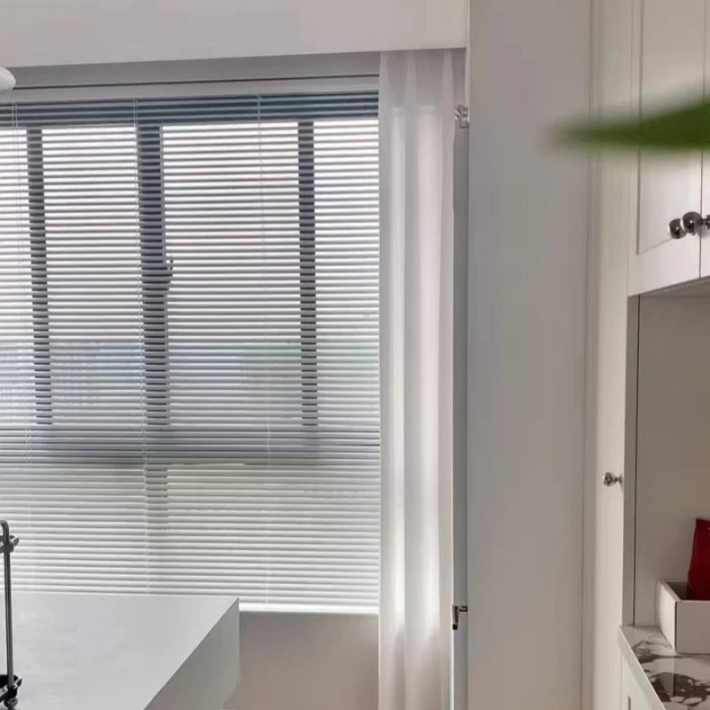 Store vénitien aluminium 25mm sur mesure commande manuelle