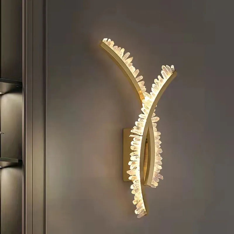 applique murale en cristal naturel et métal doré design stylisé - vue 4 sur 8