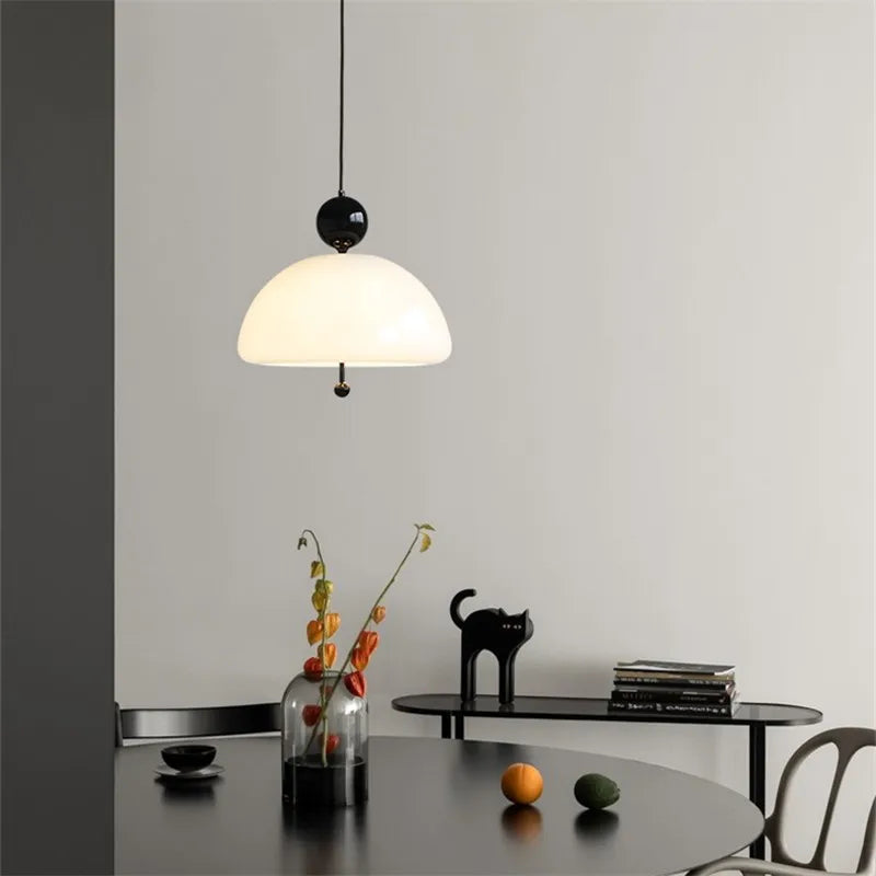 suspension en verre blanc laiteux forme fleur style bauhaus - vue 3 sur 11