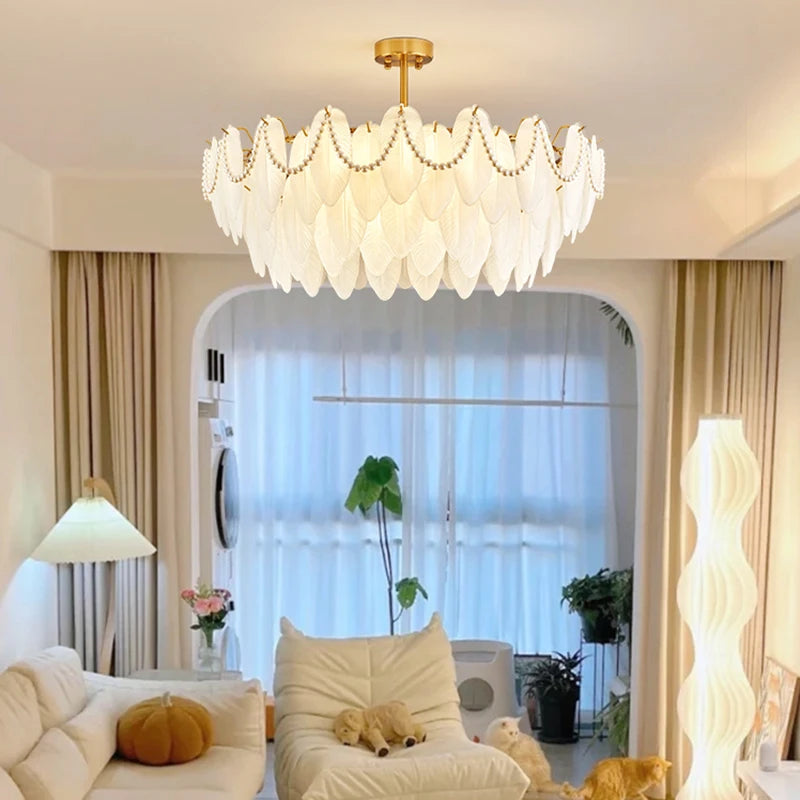 lustre rétro en plumes pour une ambiance romantique et luxueuse - vue 6 sur 11
