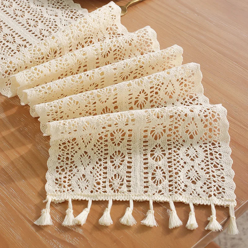 Chemin de table dentelle crochet style vintage pompons