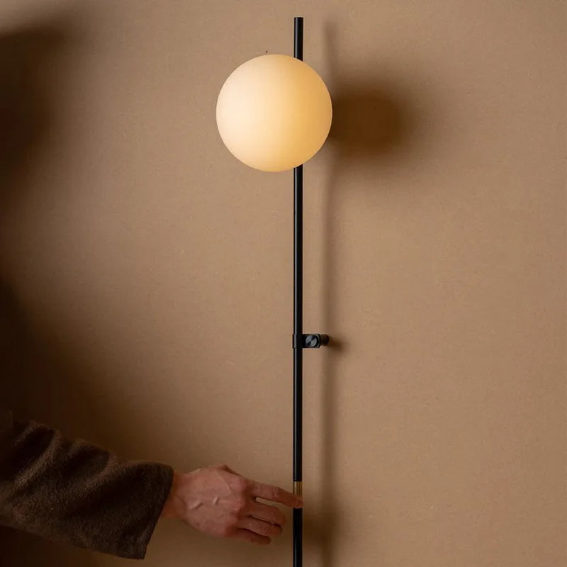 Modern glass wall light for minimalist Nordic interiors - vue 5 sur 8