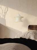 suspension moderne design nordique en résine LED pour ambiance chaleureuse