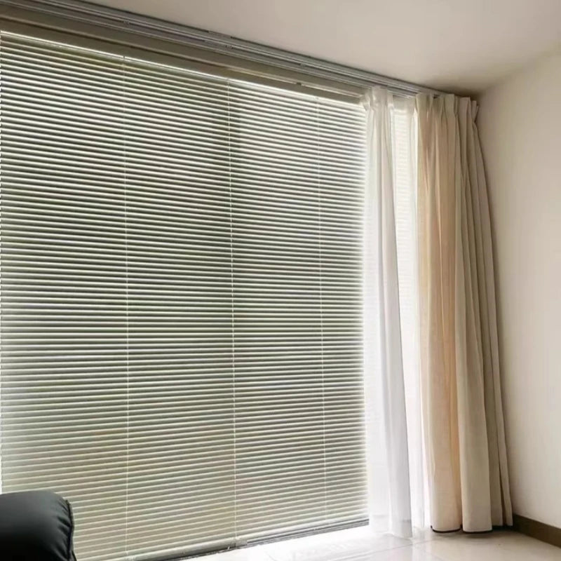 Store vénitien aluminium 25mm sur mesure commande manuelle