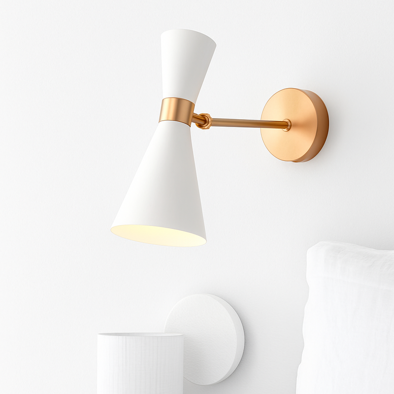 Applique murale design à LED dorée avec abat-jour triangulaire Creative