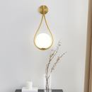 Applique murale design à LED dorée avec boule en verre blanc Shadow