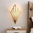 Applique murale design triangulaire LED en métal coloré