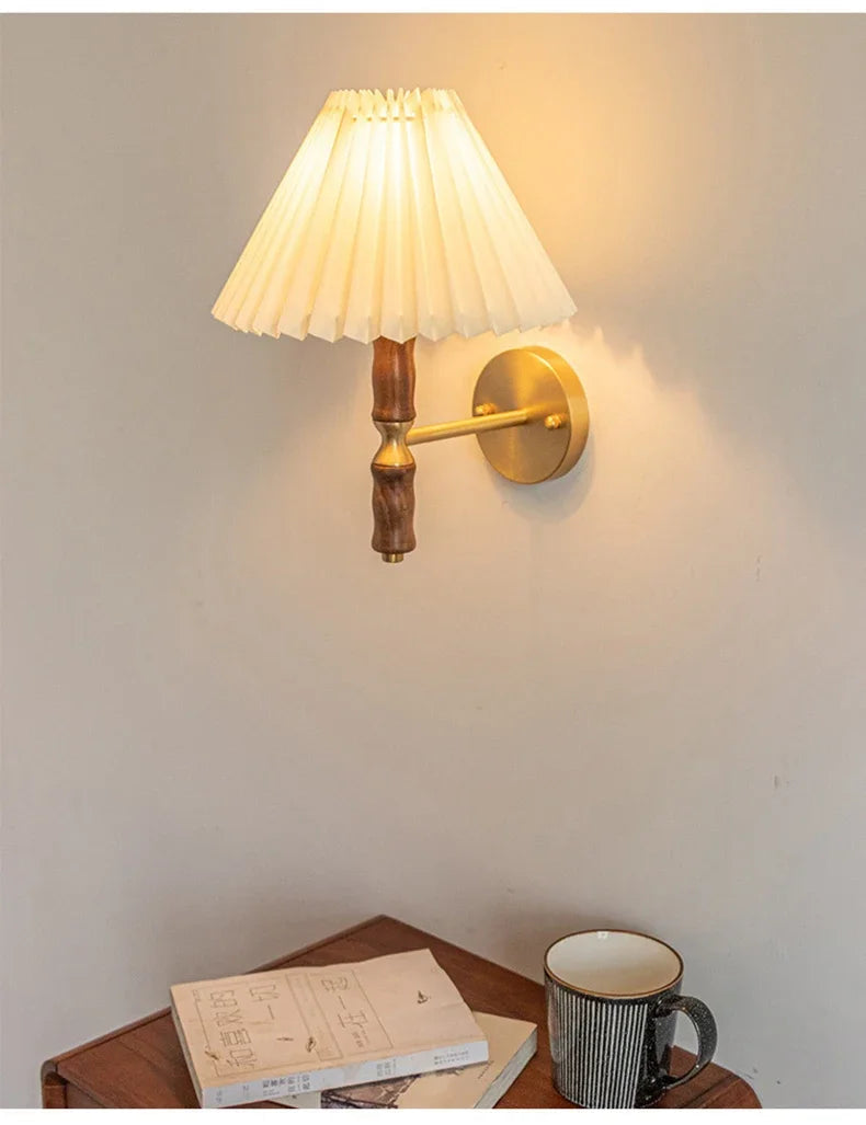 applique-murale-nordique-led-avec-abat-jour-en-tissu-et-bois-6.png