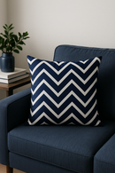 coussin bleu marine géométrique pour un intérieur élégant