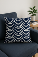 coussin géométrique bleu marine pour canapé élégant