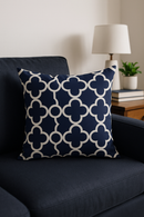 coussin géométrique bleu marine pour un décor moderne