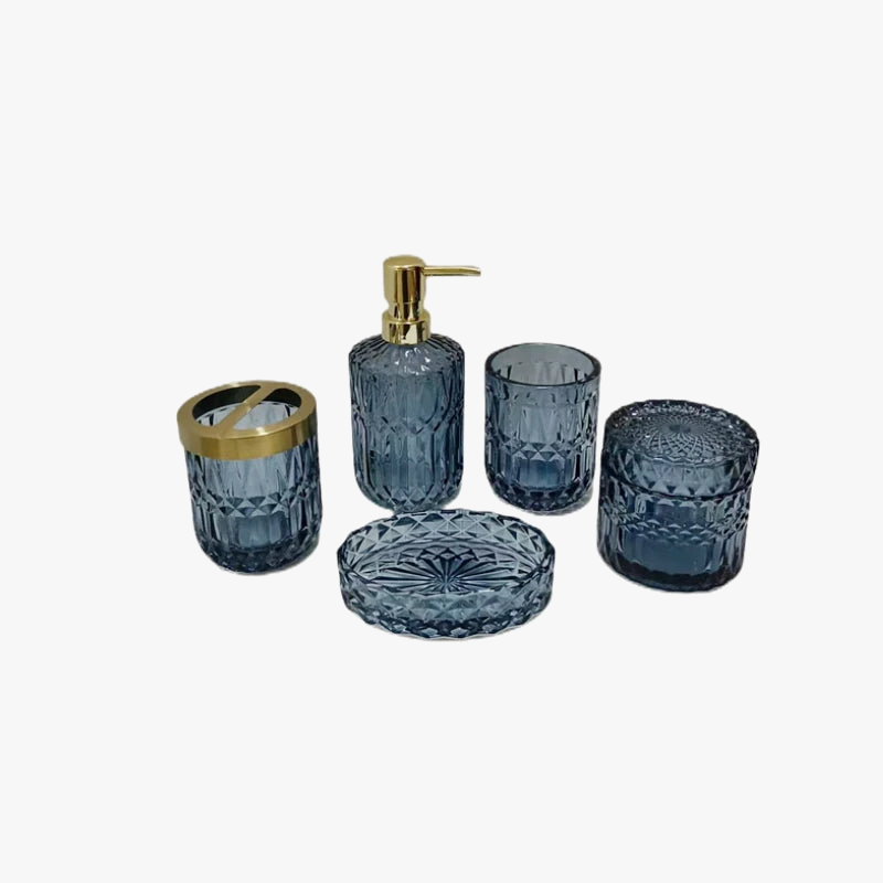 ensemble d'accessoires en verre pour salle de bain d'hôtel