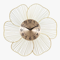 horloge murale design en métal pour intérieur moderne et épuré