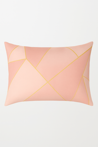 housse de coussin rose avec motif géométrique tendance décoratif