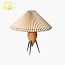 lampe-poser-pliss-e-en-bois-massif-et-tissu-design-moderne-0.png