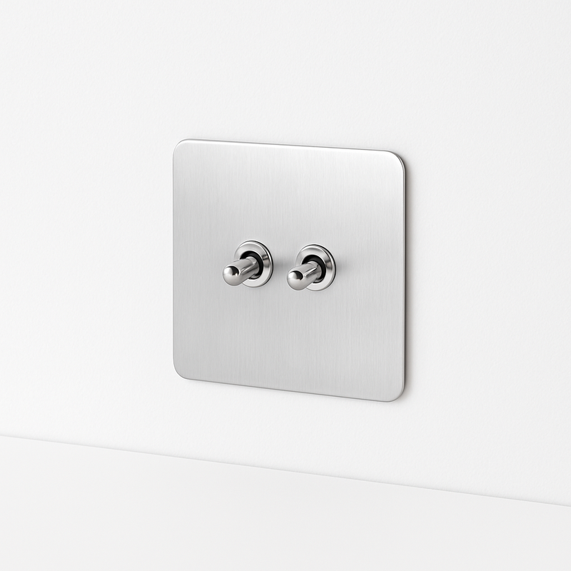 panneaux métalliques argentés avec prises et interrupteur vintage