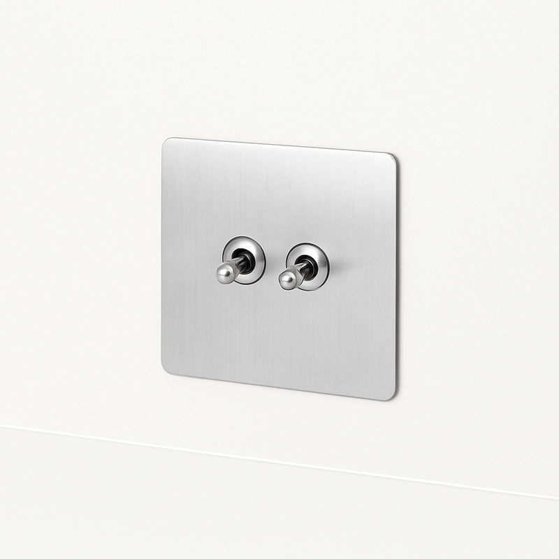 panneaux métalliques argentés avec prises et interrupteur vintage