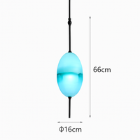 Suspension design moderne en verre en forme de goutte bleue