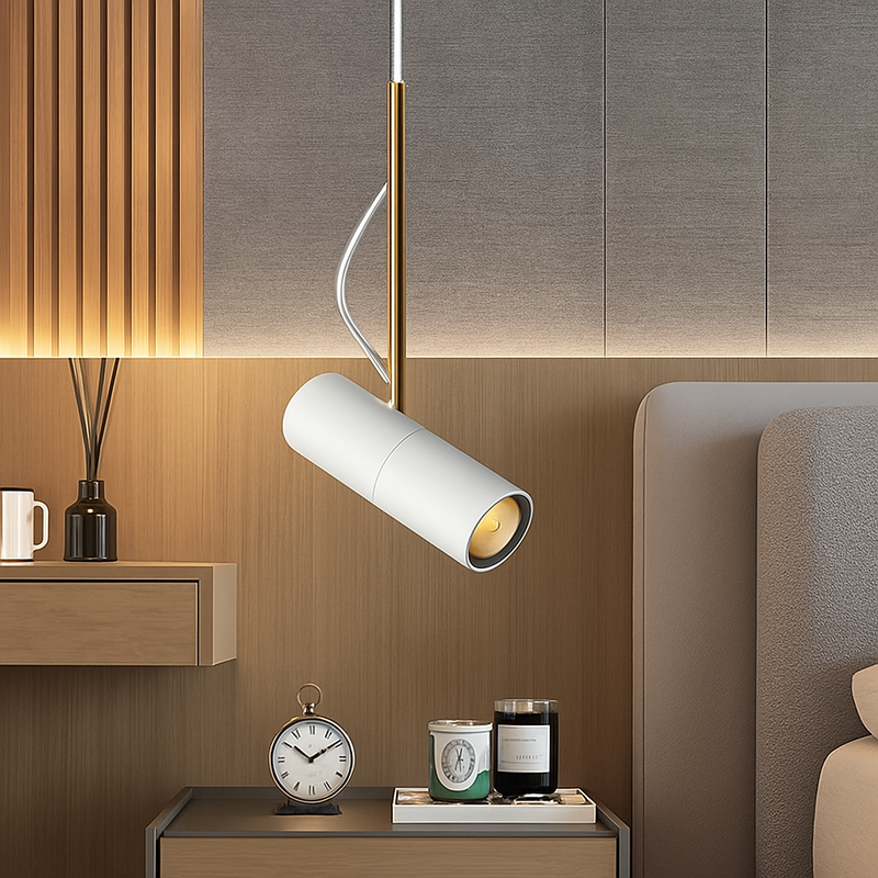 Suspension design spot orientable et tige dorée