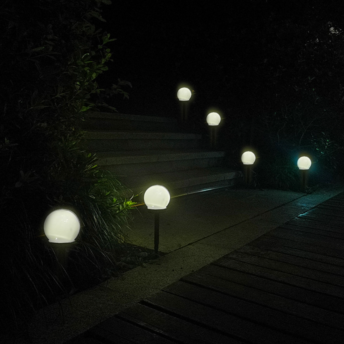 Lampe extérieur LED solaire boule blanche à piquer - vue 3 sur 5