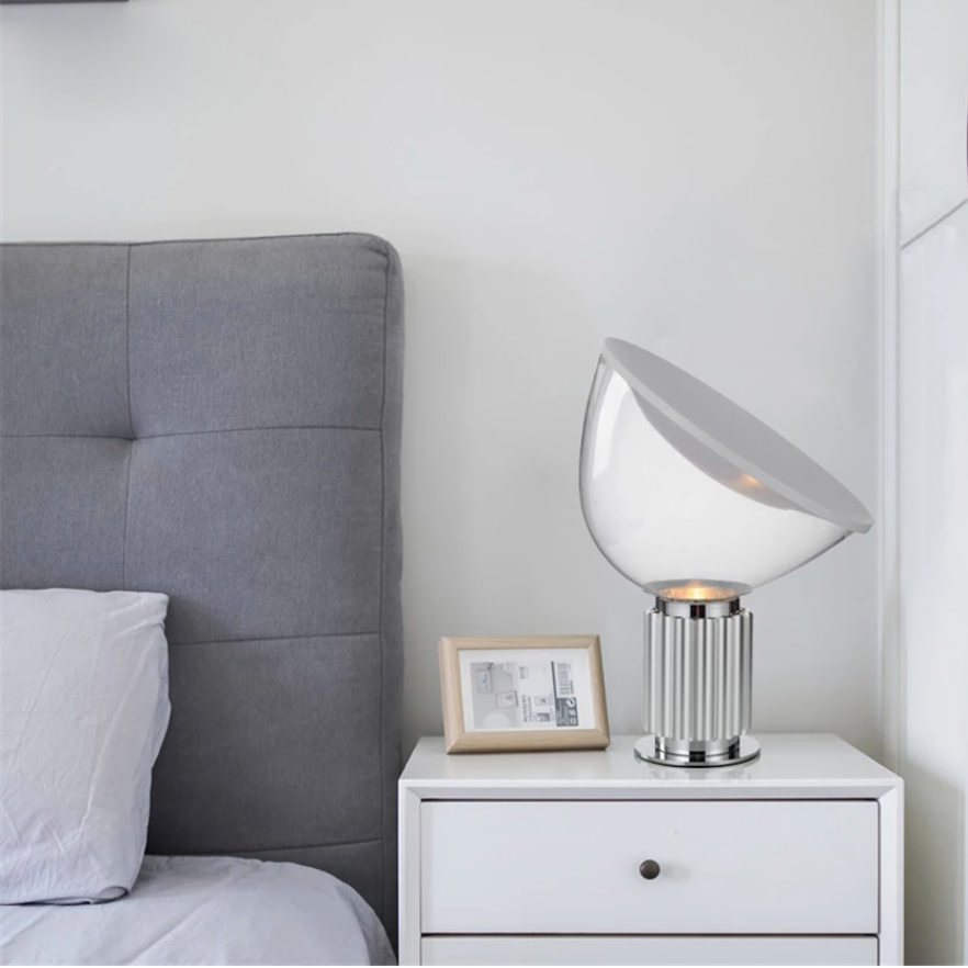 Lampe à poser design LED avec socle industriel et abat-jour arrondi - vue 3 sur 6