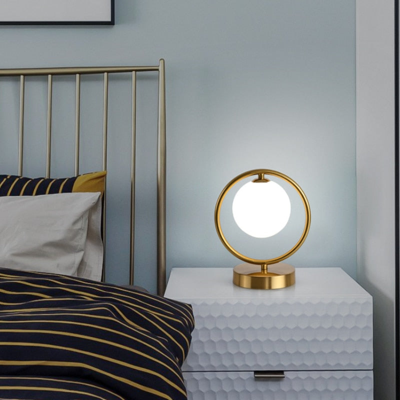 Lampe à poser design LED en métal doré Nuria