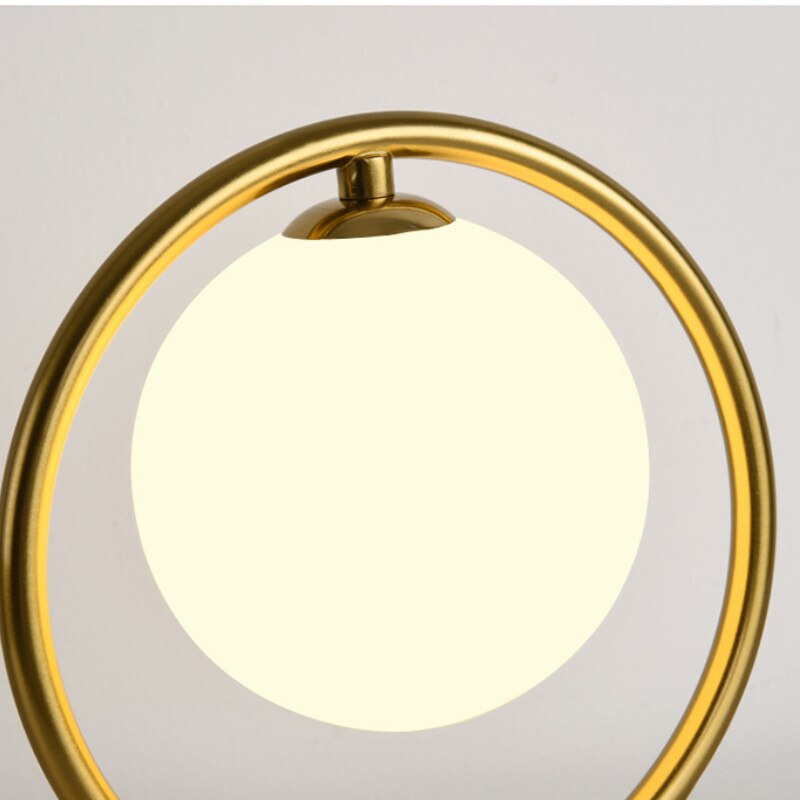 Lampe à poser design LED en métal doré Nuria