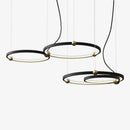 Lustre design à anneaux à LED et boules dorées